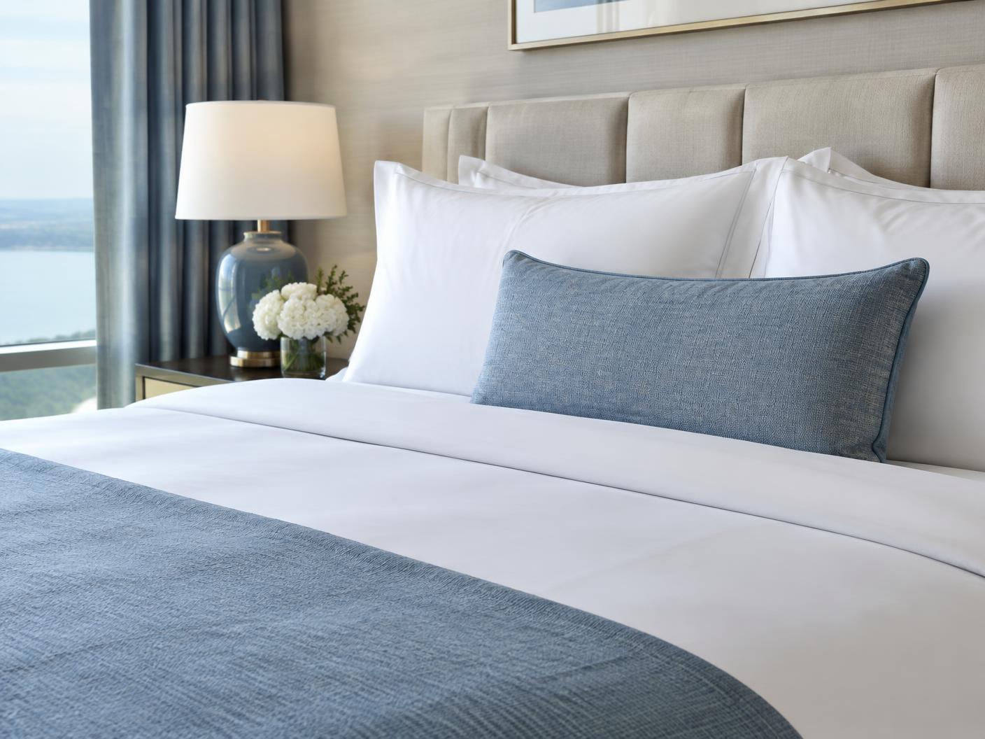 Detalle ilustrativo de una cama hotelera perfectamente presentada
